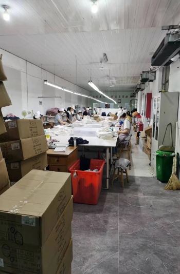 6月份第二批出口服装加紧生产