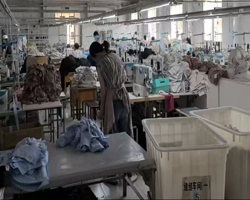 夏津县鑫犇纺织有限公司缝纫车间生产线