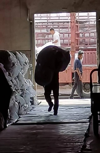 新款面料正在卸车