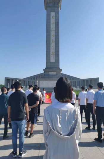 缅怀先烈。